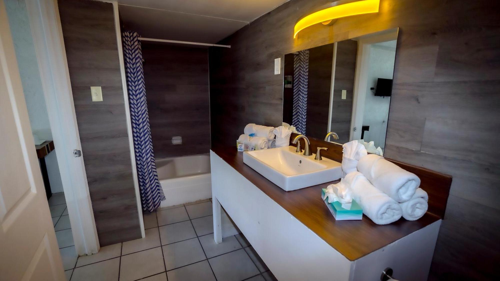 Hotel Banana Peel *
